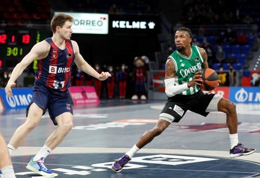 Evans, separándose de Kurucs con un paso atrás para lanzar a canasta