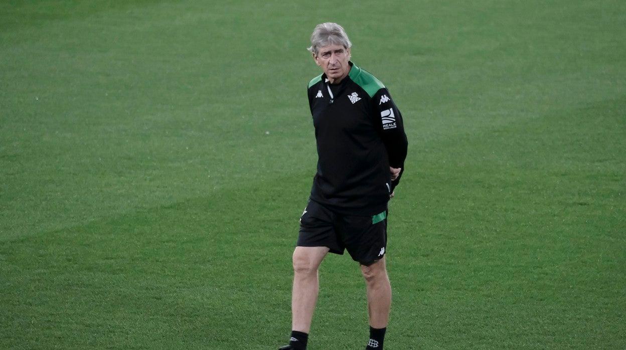 El entrenador del Real Betis, Manuel Pellegrini, durante el entrenamiento de ayer