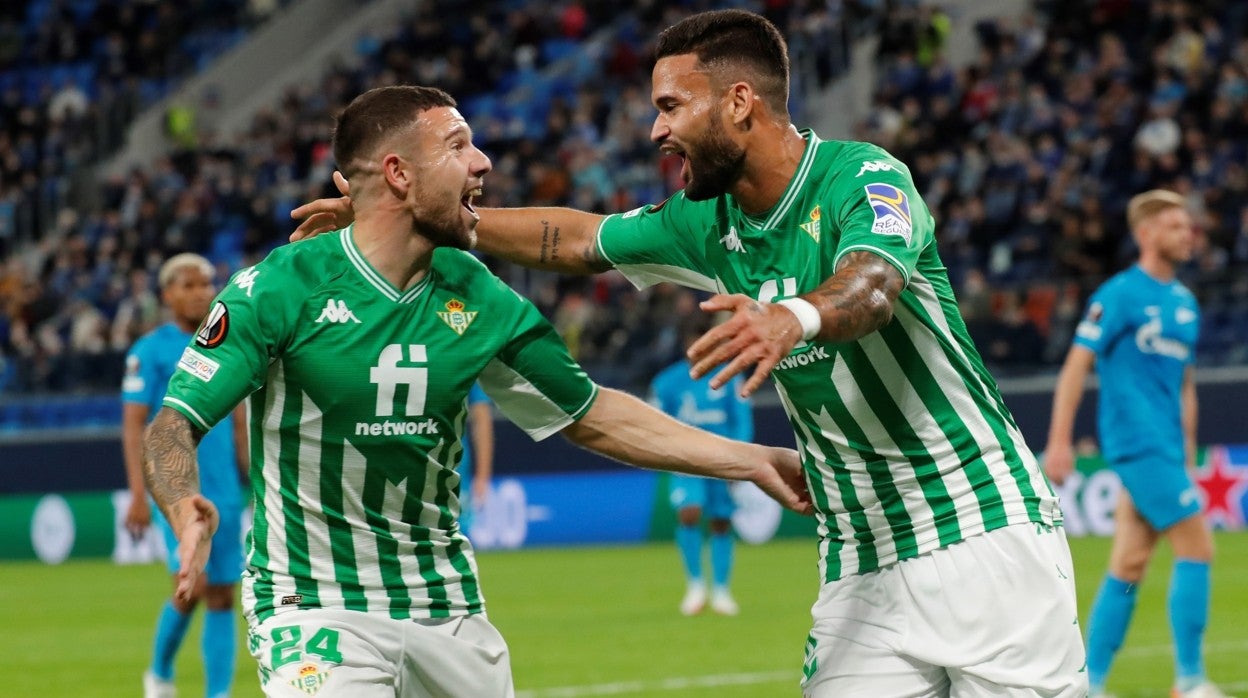 Aitor y Willian José, tras el segundo gol del Real Betis en el partido ante el Zenit en la ida de la eliminatoria de la Europa League