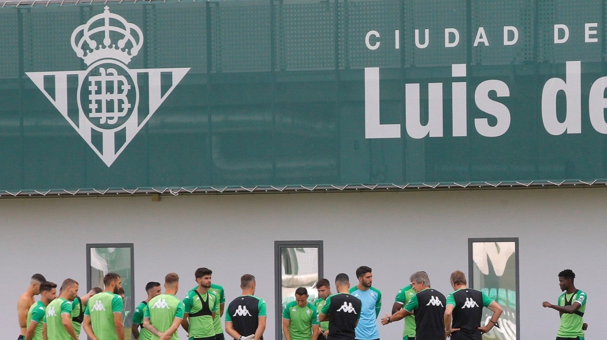 Los jugadores del Real Betis escuchan atentamente las indicaciones de Manuel Pellegrini