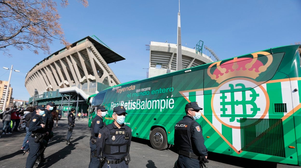 Efectivos de la Policía Nacional vigilan la llegada del Betis al derbi de la Copa del Rey