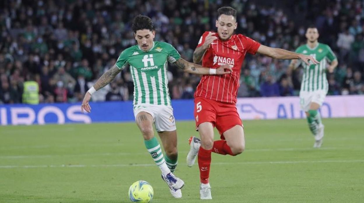 Bellerín, en una disputa con el sevillista Ocampos en el derbi de la primera vuelta