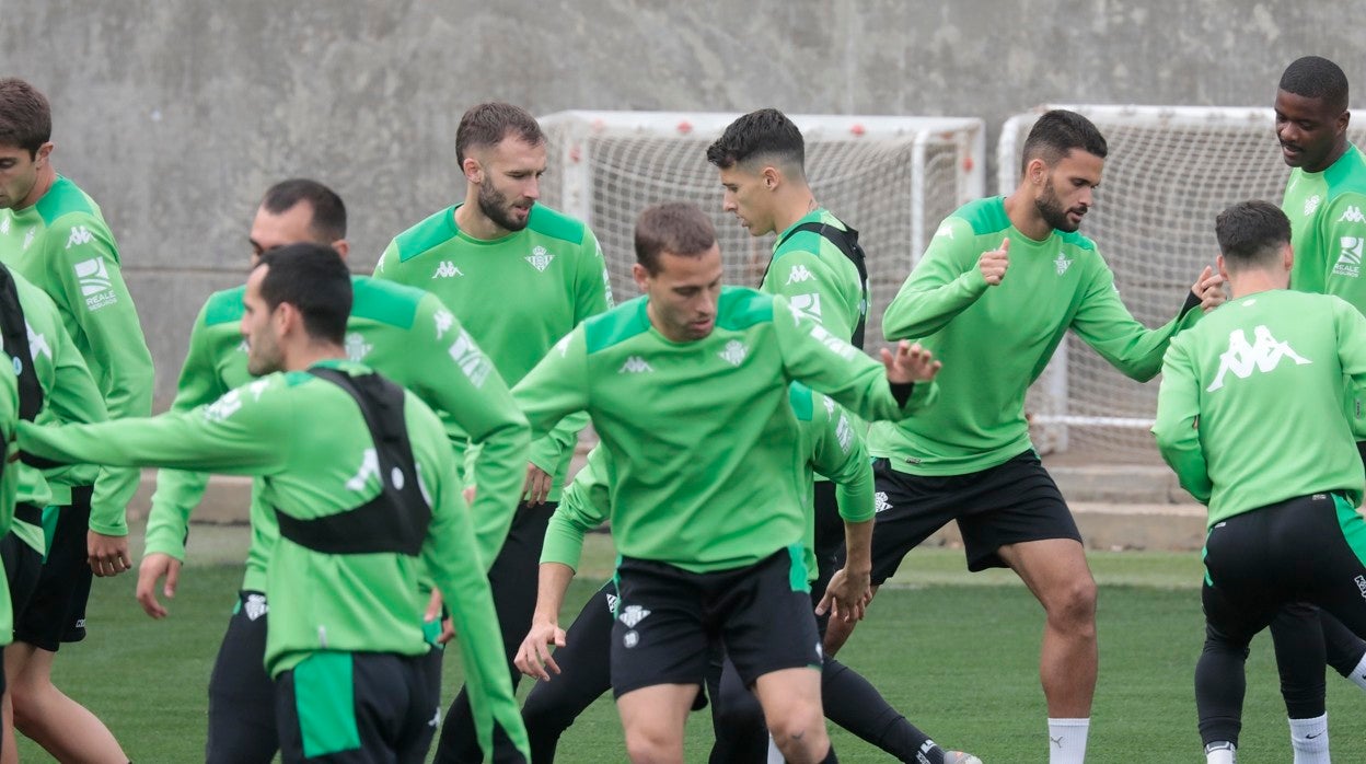 Canales, en el centro de la imagen del último entrenamiento del Real Betis antes del derbi ante el Sevilla en el Sánchez-Pizjuán
