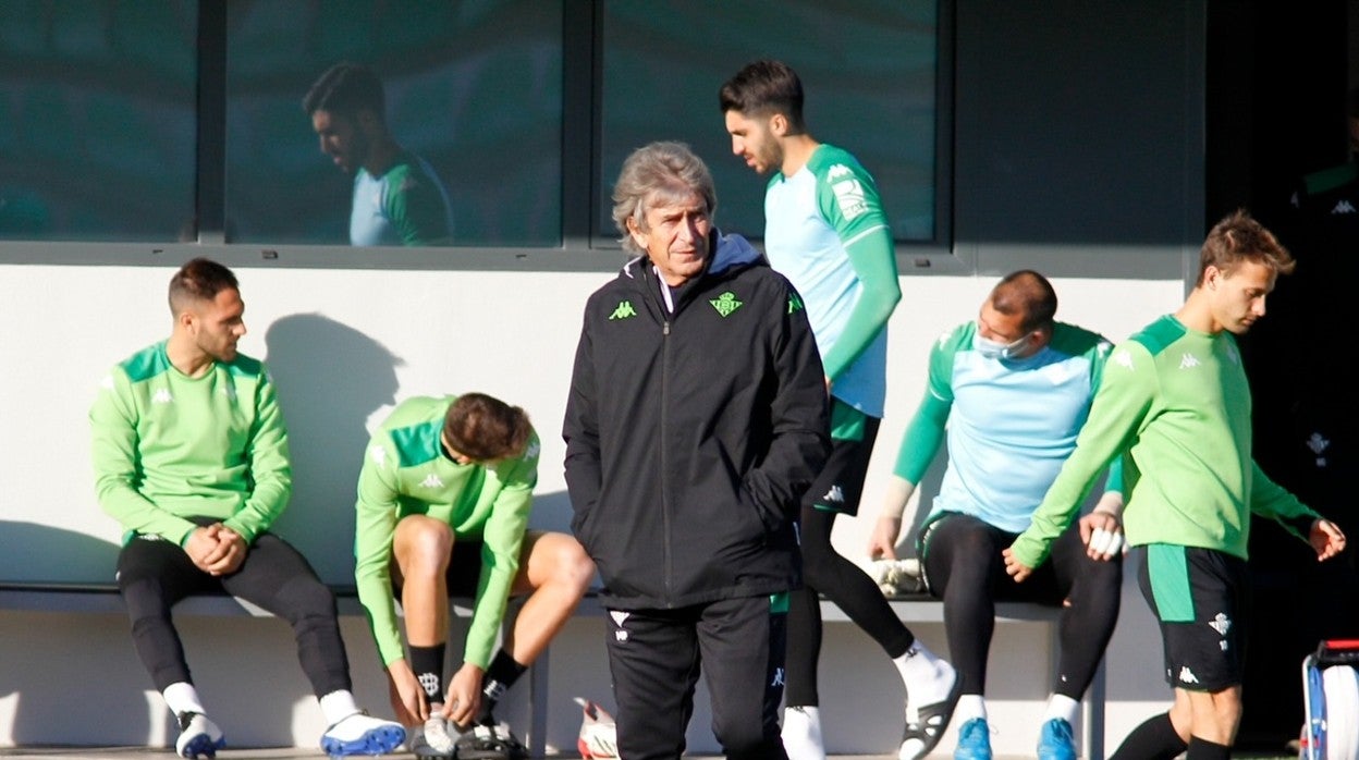 Manuel Pellegrini, durante un entrenamiento del Real Betis