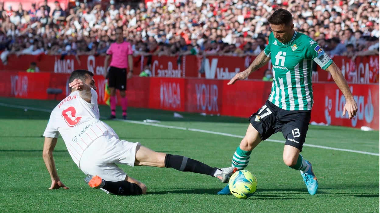 Joaquín, que entró en el descanso, se lleva un balón ante Jordán