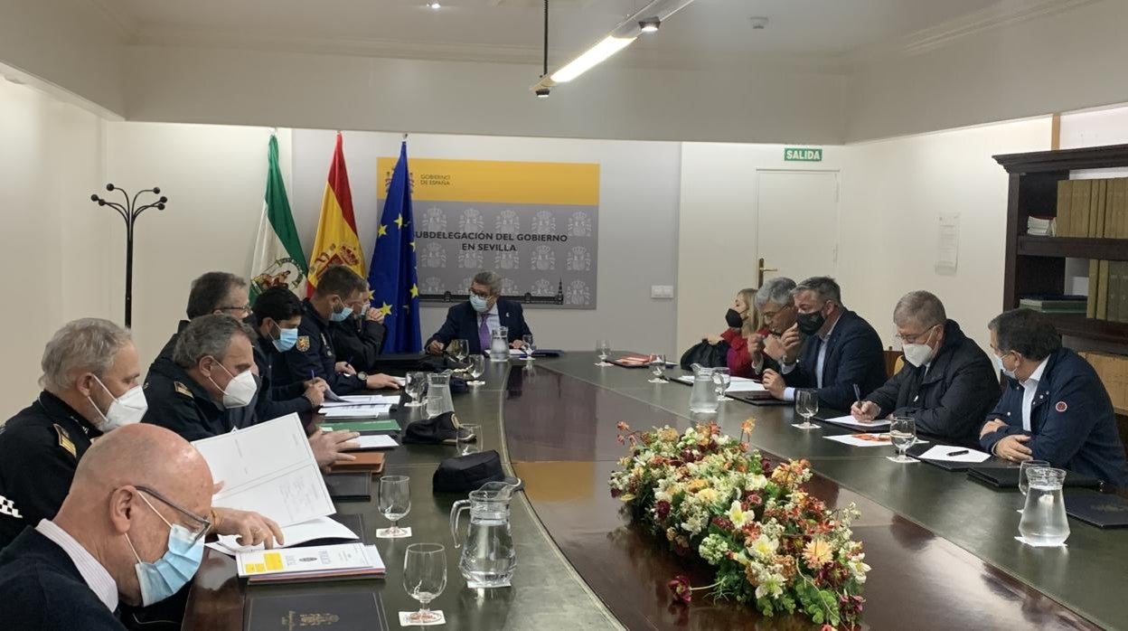 Imagen de la reunión de seguridad previa al Betis - Eintracht en la Subdelegación del Gobierno en Sevilla