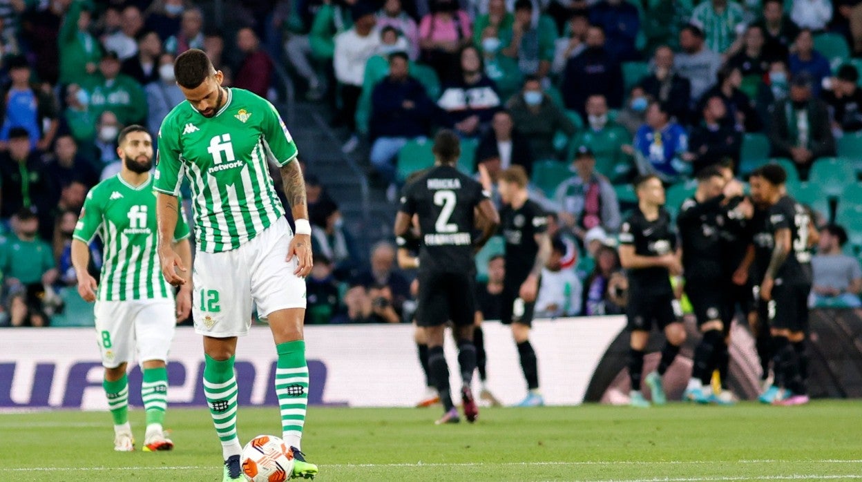 Willian José y Fekir, tras el primer gol del Eintracht en el encuentro de hoy