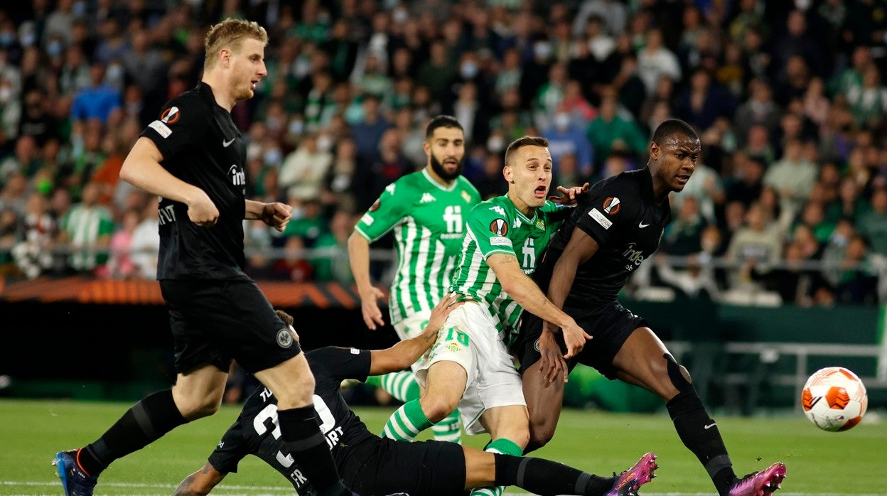 Canales, entre Tuta y Ndicka, en una jugada en el área del Eintracht Frankfurt buscando el empate