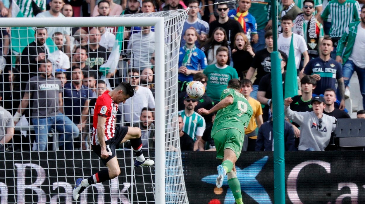 Borja Iglesias remata a gol ante la oposición de Yuri en el Betis - Athletic