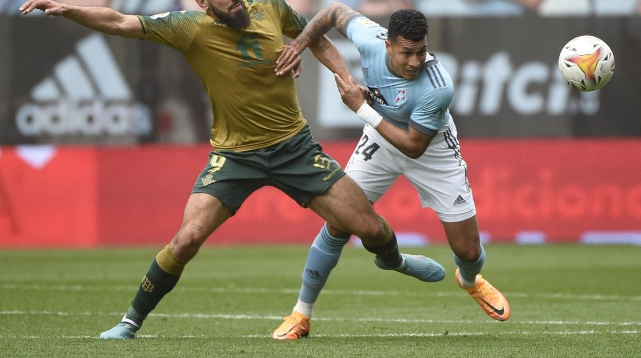 Borja Iglesias pugna con Murillo en la segunda mitad del Celta - Betis