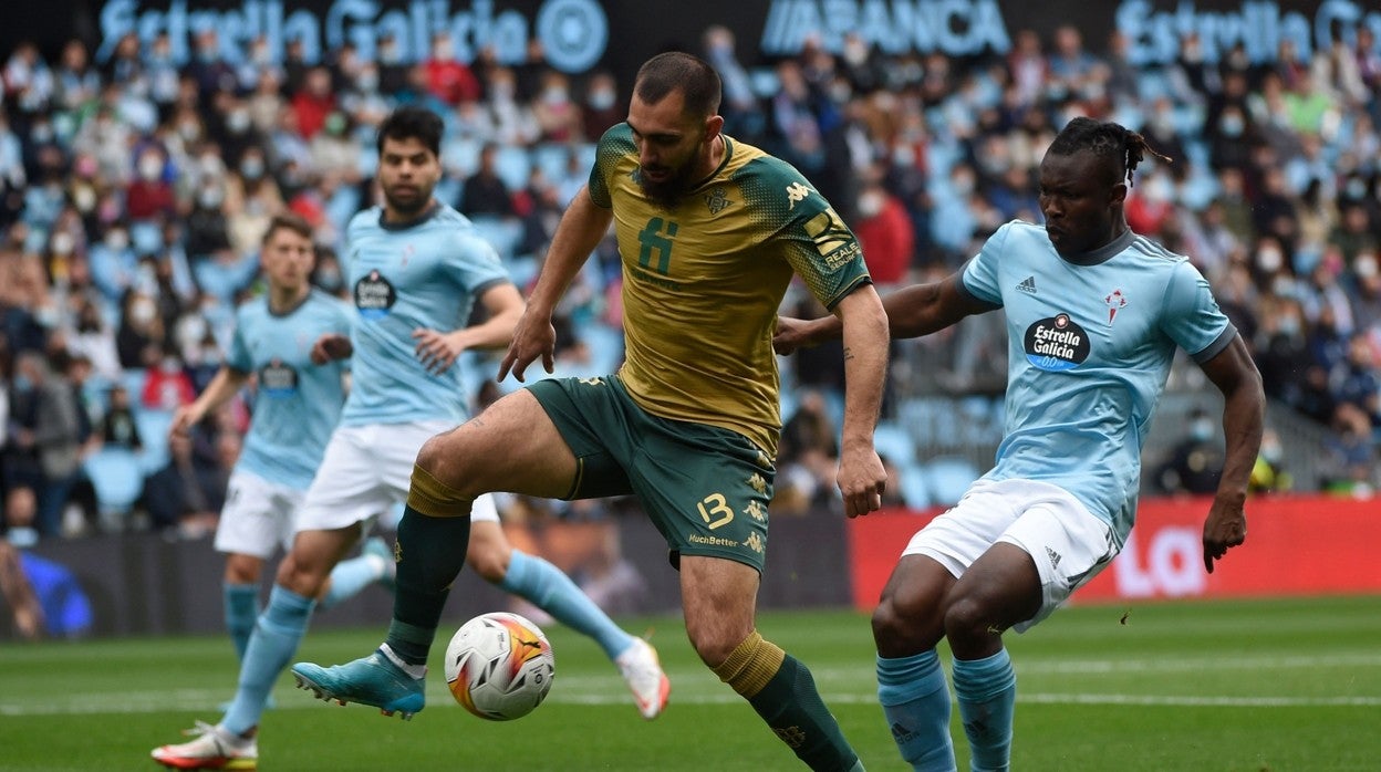 Borja Iglesias, durante el RC Celta-Real Betis jugado ayer