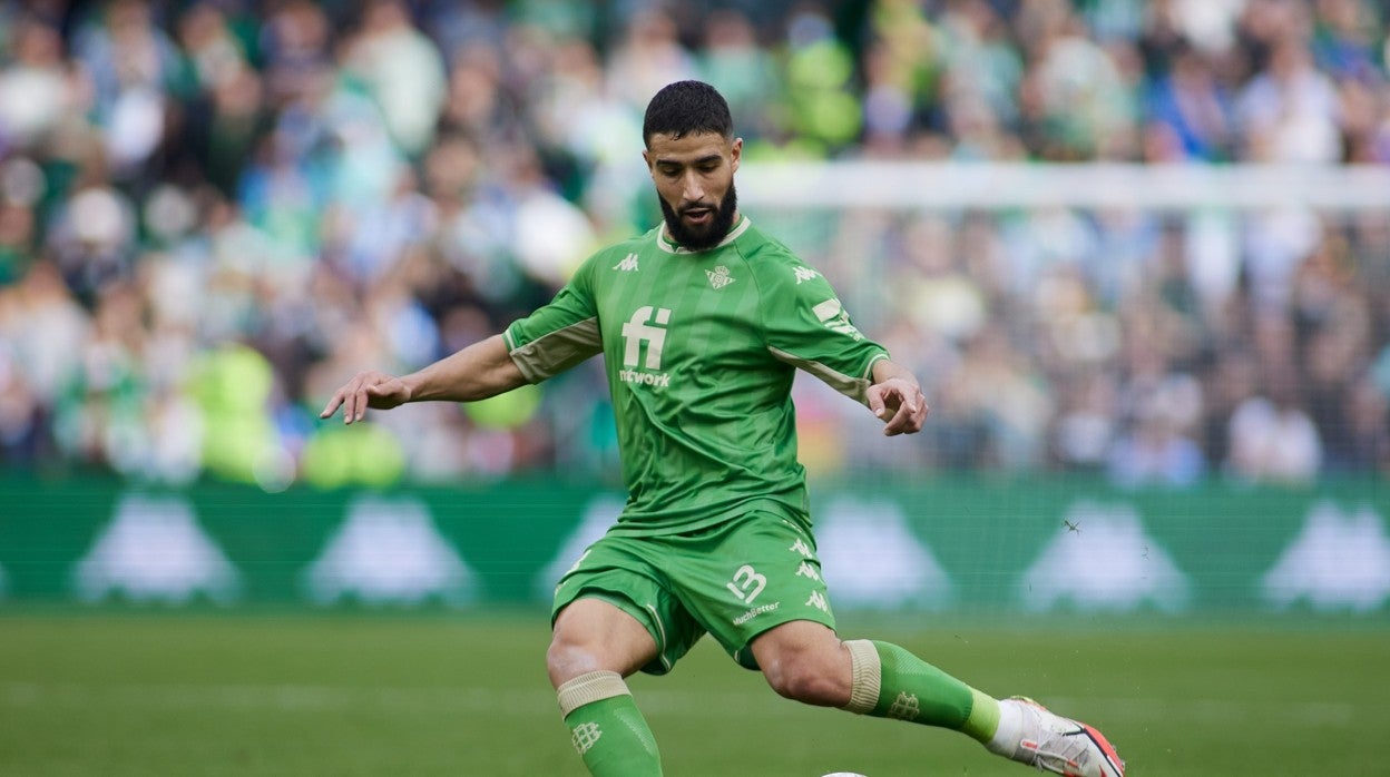 Fekir lanza un balón en el partido contra el Athletic antes de ser expulsado por darle una patada a Muniain