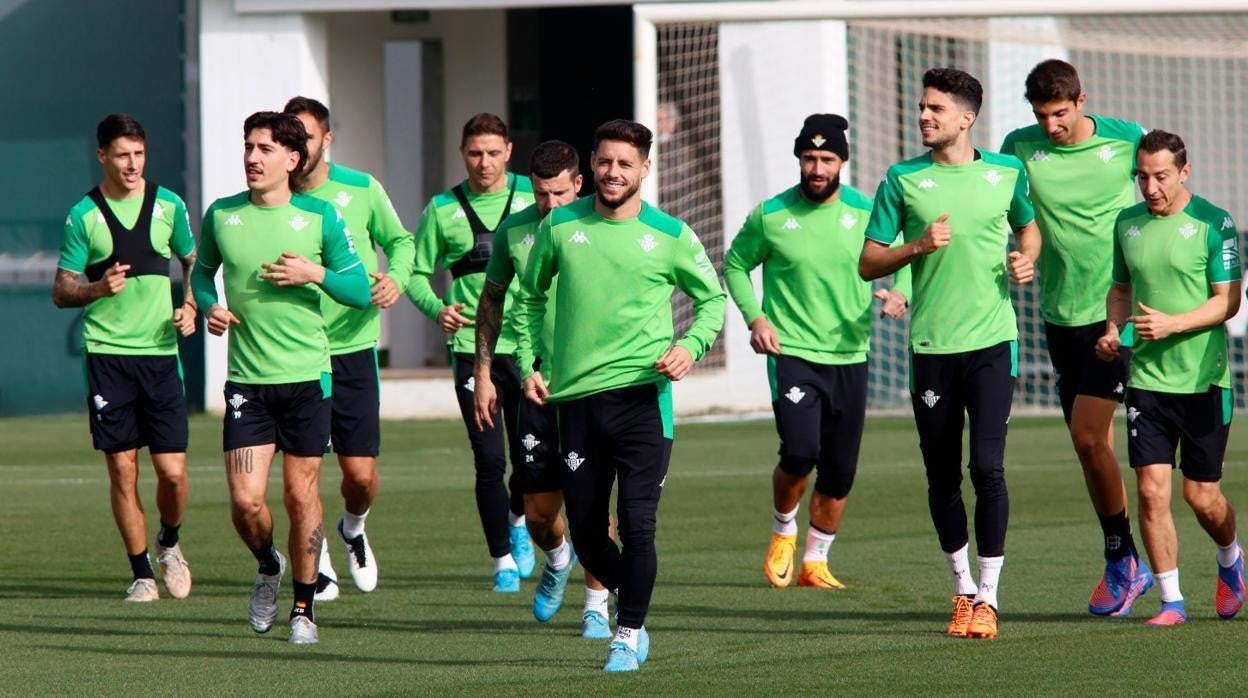 Los jugadores del Betis durante el entrenamiento de este miércoles