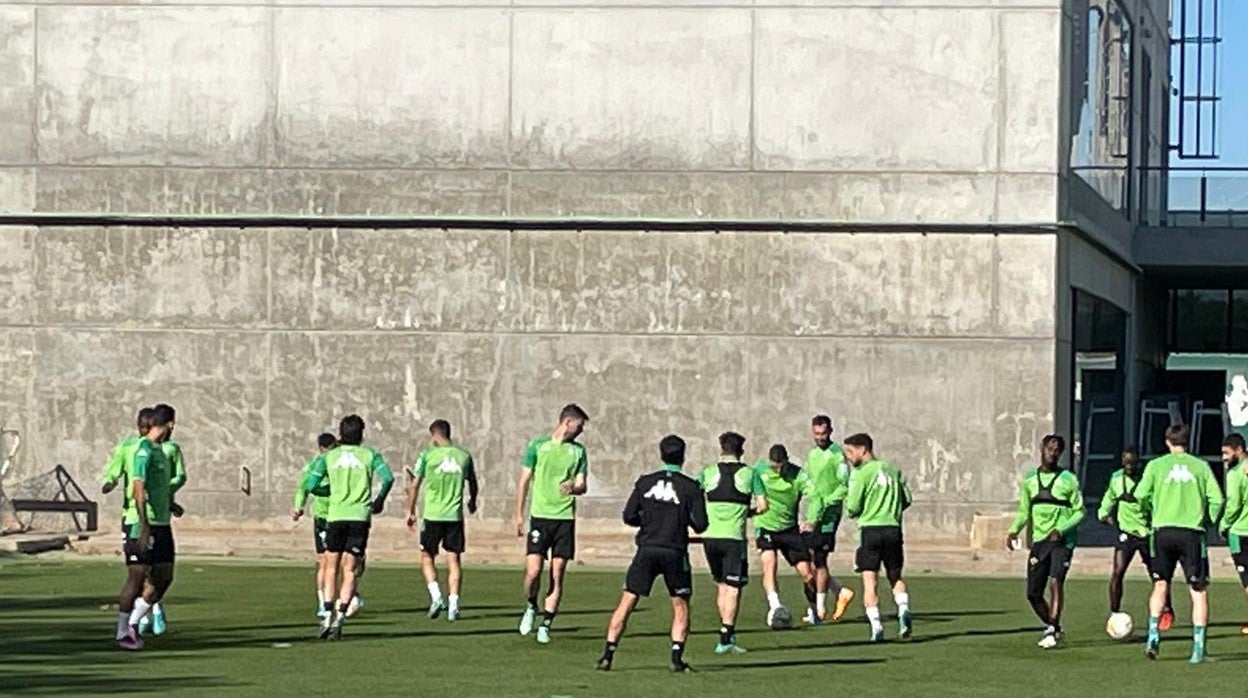 Los jugadores del Real Betis se ejercitan en la ciudad deportiva Luis del Sol