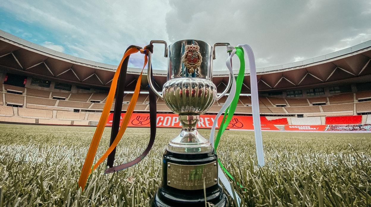 La Copa del Rey, sobre el césped del estadio de la Cartuja con los adornos del Valencia y el Real Betis