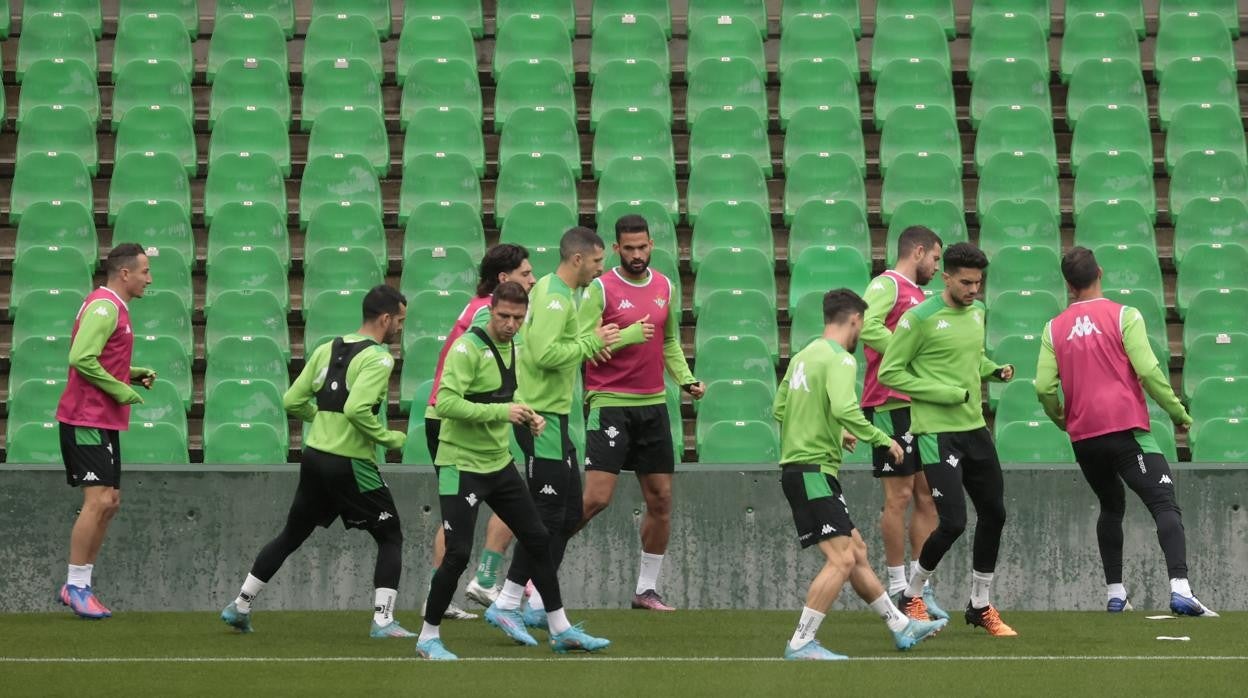 Varios jugadores de la plantilla del Real Betis, en el inicio del entrenamiento realizado ayer en el estadio Benito Villamarín