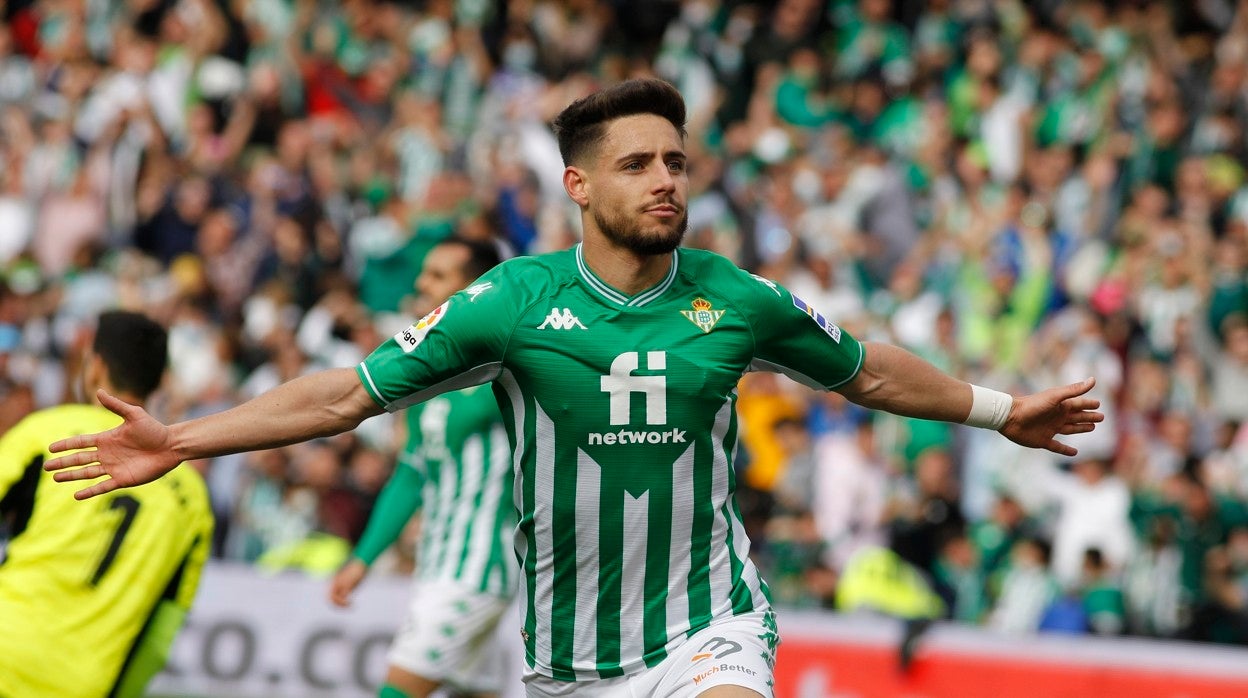 Álex Moreno celebra su gol