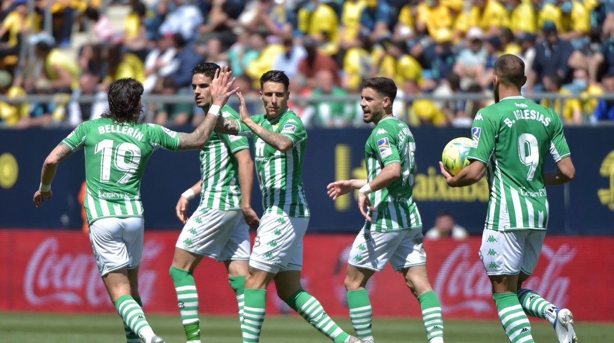 Varios jugadores del Real Betis, tras el gol de Tello en el encuentro de hoy