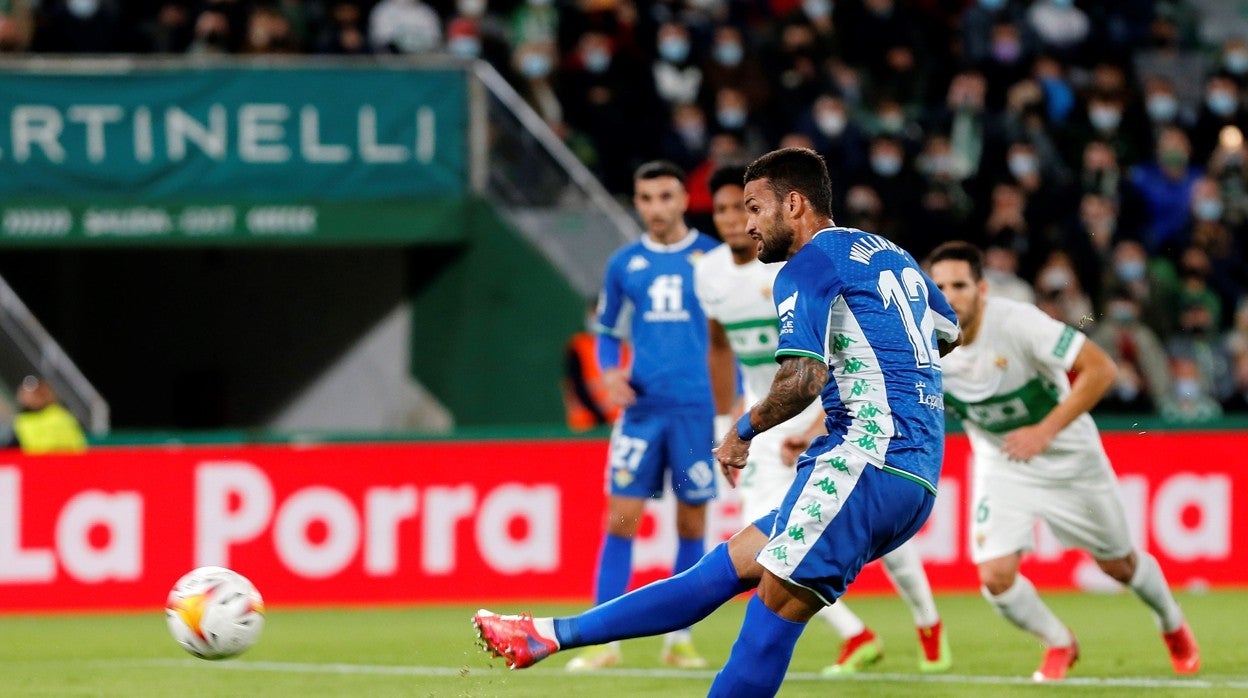 Willian José, marcando de penalti en el Elche - Betis de esta temporada