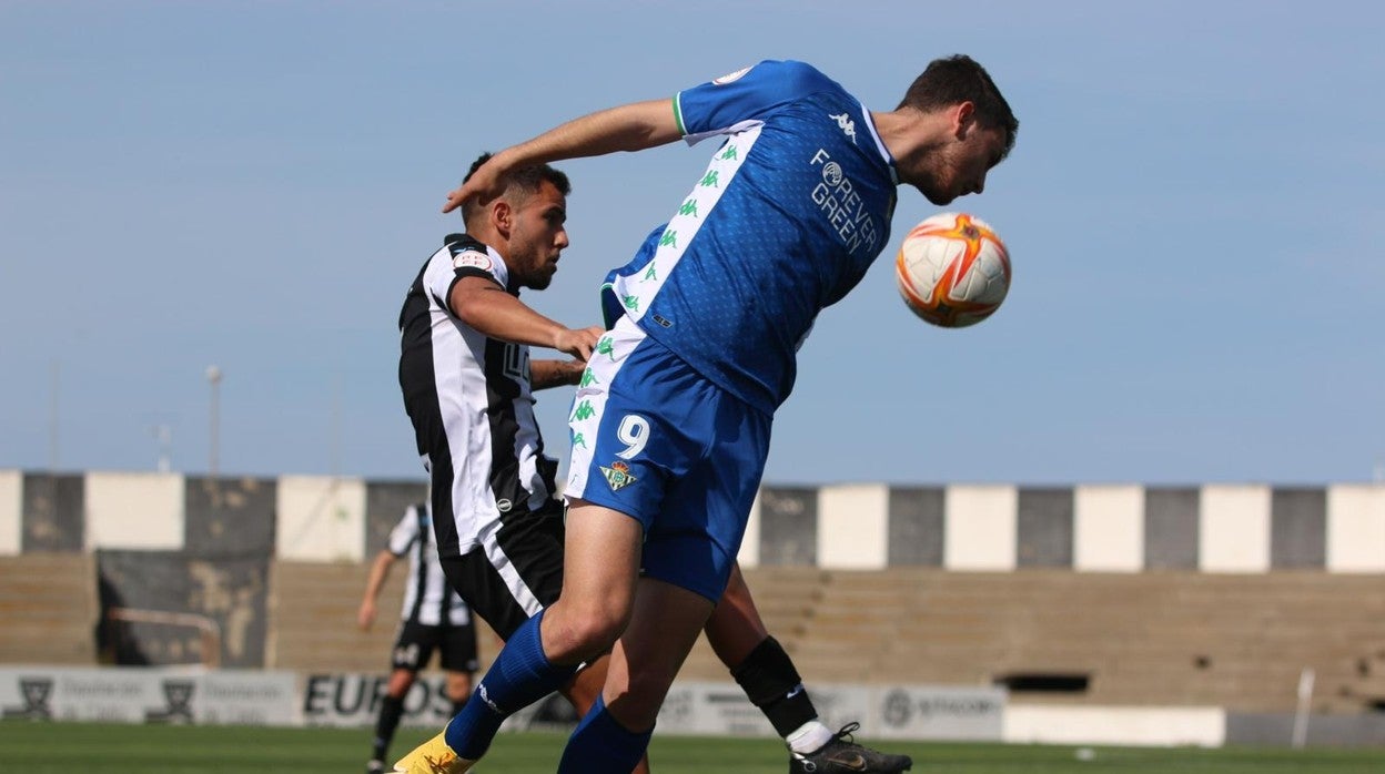Raúl lucha un balón en el estadio Ciudad de la Línea