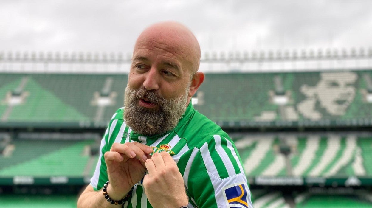 Goyo Jiménez, con la camiseta del Real Betis en el estadio Benito Villamarín