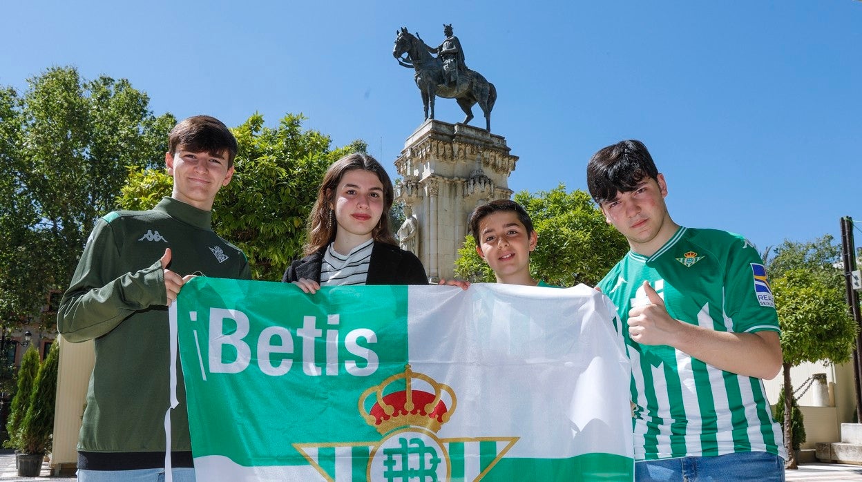 Ignacio, Marta, Curro y Juan, béticos jóvenes en la Plaza Nueva