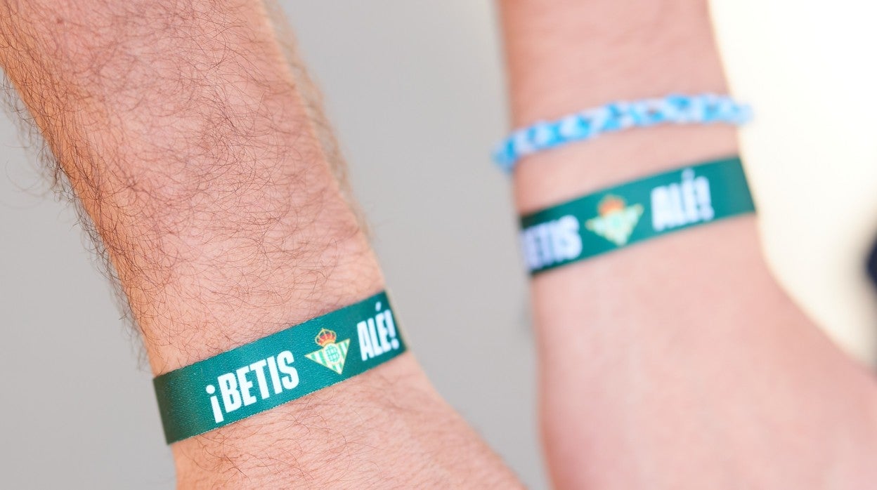 Betis Alé en las pulseras de quienes ya han recogido su entrada para el gran día