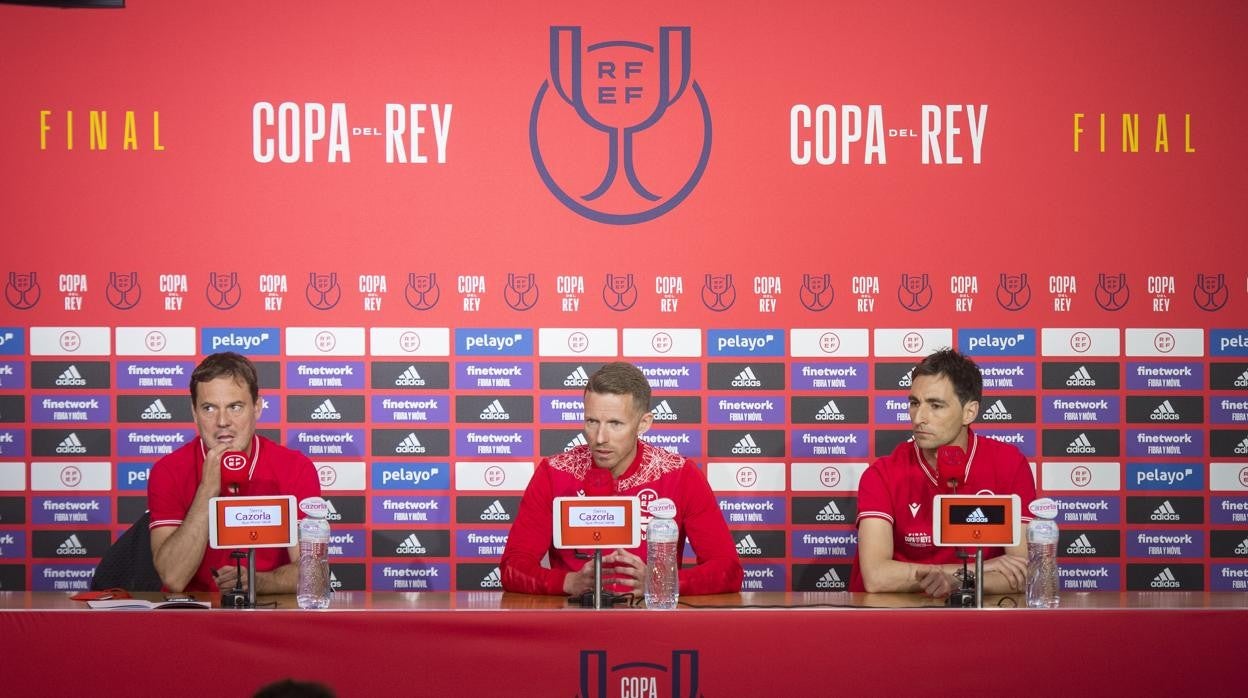 Alejandro Hernández Hernández, árbitro de la final de Copa del Rey entre el Betis y el Valencia, en la rueda de prensa de hoy en el estadio de la Cartuja