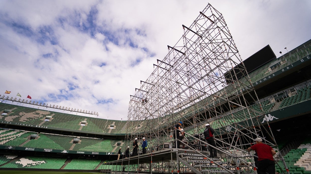 Operarios instalan la pantilla donde se verá el Betis-Valencia en el Benito Villamarín