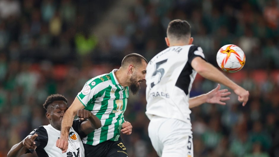 El cabezazo de Borja Iglesias que adelantó al Betis en la final de la Copa del Rey