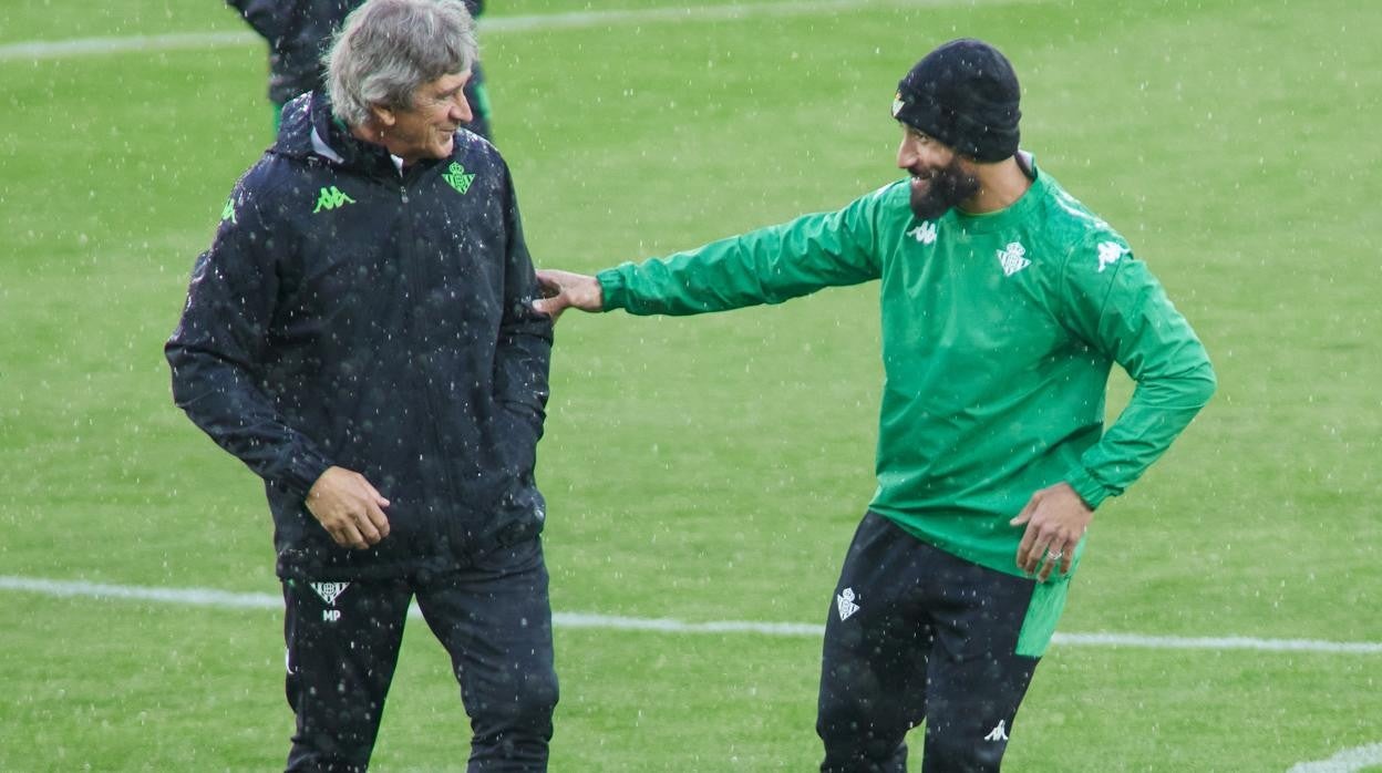 Pellegrini dialoga con Fekir en el estadio de la Cartuja antes de la final Betis - Valencia