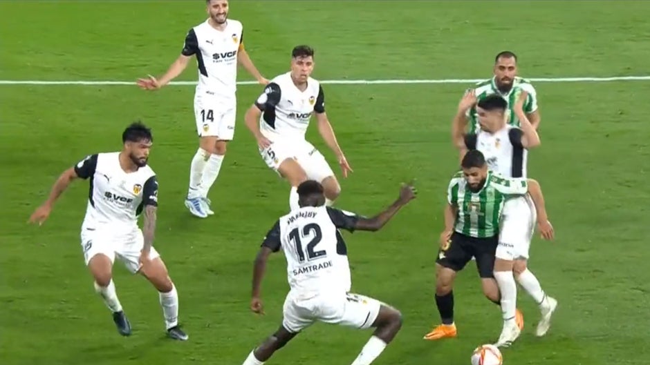 El posible penalti de Alderete a Fekir, en vídeo