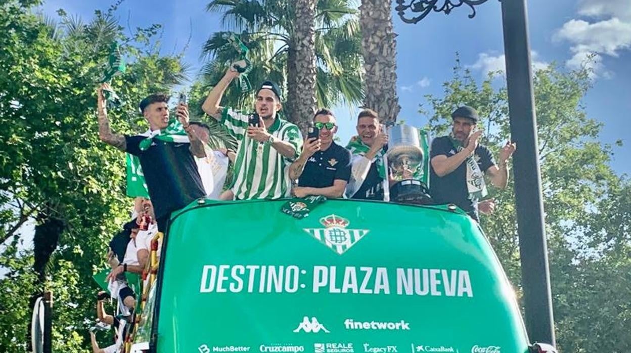 Tello, Bartra, Guardado, Joaquín y Bravo, con la Copa del Rey en el frontal del autobús