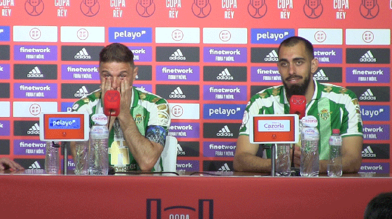 Joaquín, emocionado, junto a Borja Iglesias en la rueda de prensa