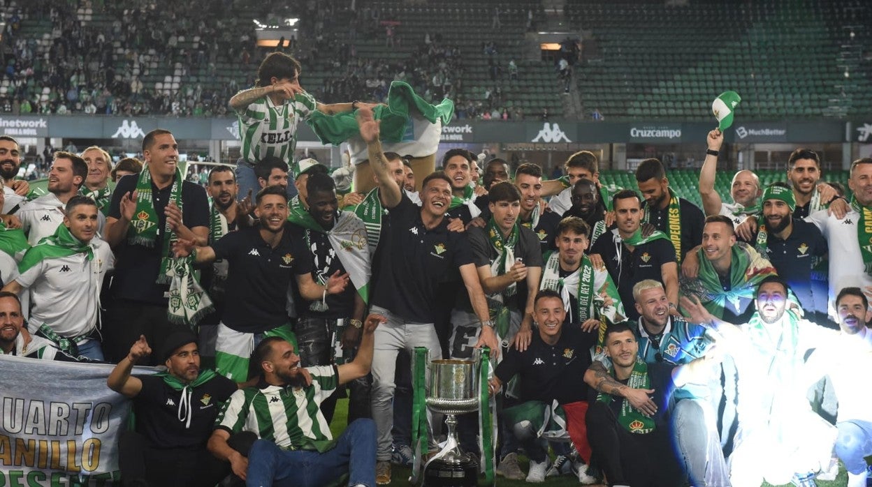Los jugadores del Betis posan con la Copa del Rey en el Benito Villamarín