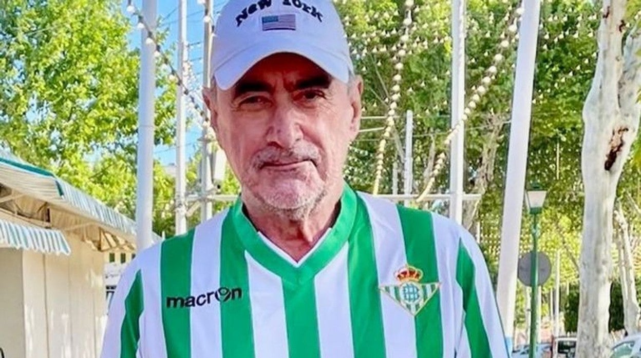 Carlos Herrera, con la camiseta del Real Betis