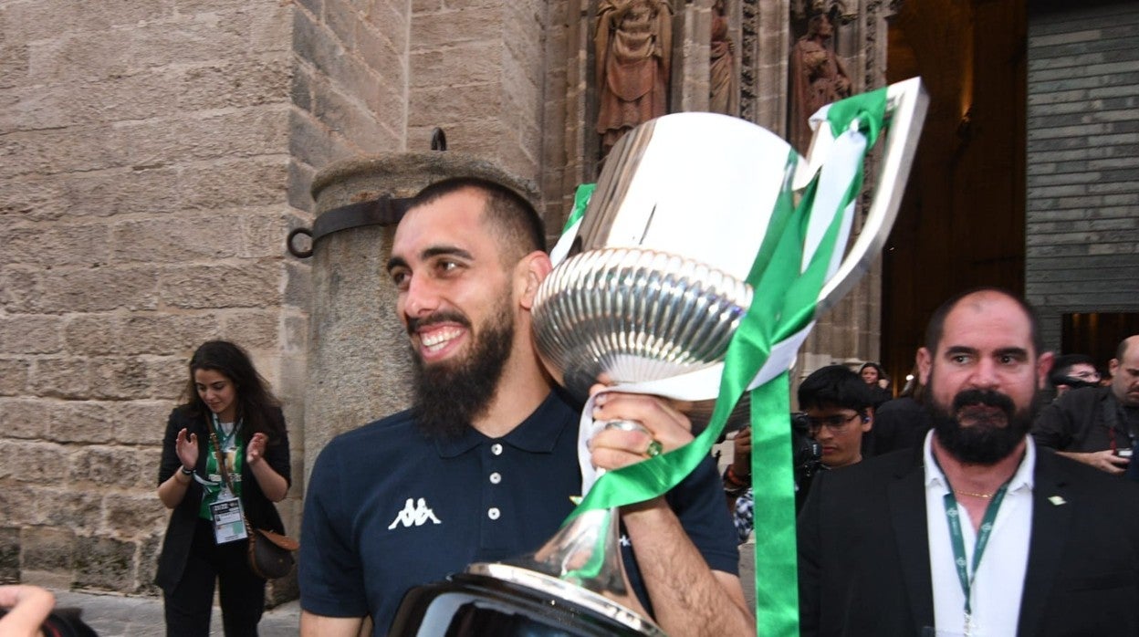 Borja Iglesias muestra feliz la Copa del Rey a la salida de la Catedral
