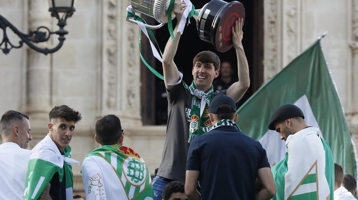 Juan Miranda eleva el trofeo de la Copa del Rey delante del Ayuntamiento de Sevilla durante las celebraciones