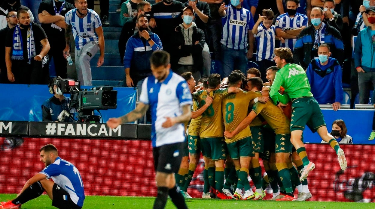 Los jugadores del Betis celebran el tanto de Borja Iglesias en el tramo final ante el Alavés