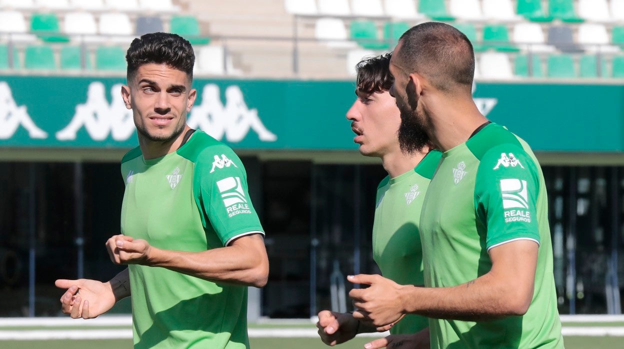Bartra, junto a Bellerín y Borja Iglesias en el entrenamiento de ayer
