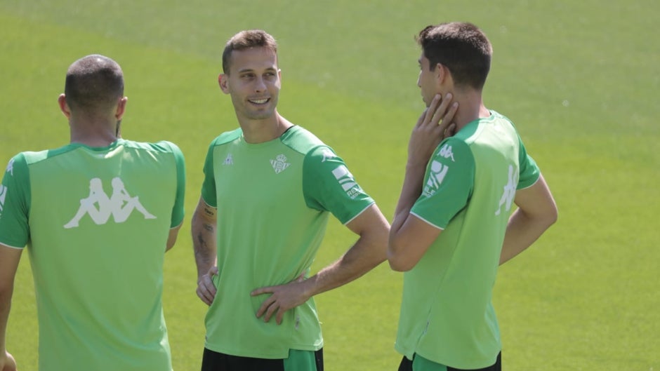 Convocatoria del Betis para recibir al Barcelona con Bartra y Carvalho, pero sin Bellerín