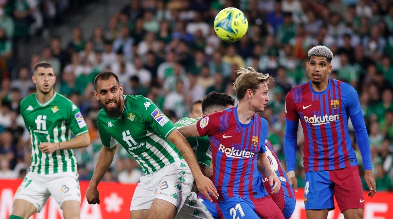 Borja Iglesias pugna con De Jong un balón durante el Betis - Barcelona