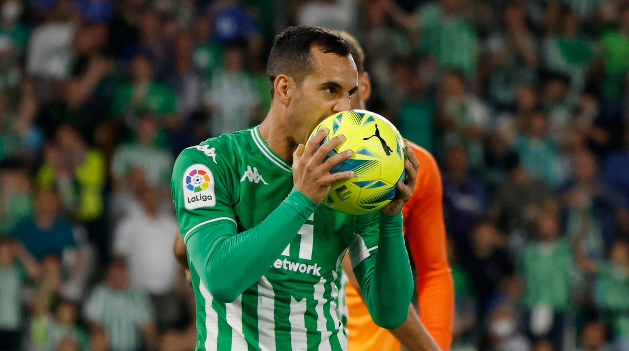 Juanmi se lamenta del fallo de una ocasión de gol durante el Betis - Barcelona