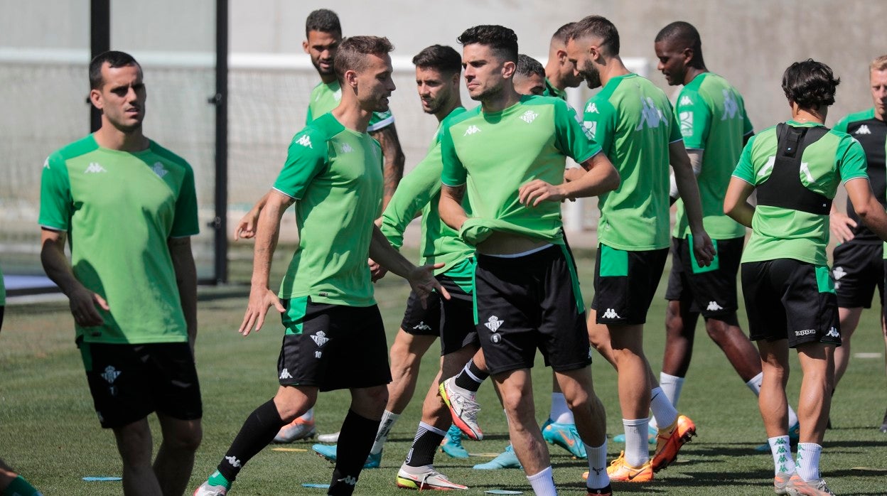 Juanmi, Canales y Bartra, en primer plano entre otros, en el último entrenamiento del Betis antes de viajar a Valencia