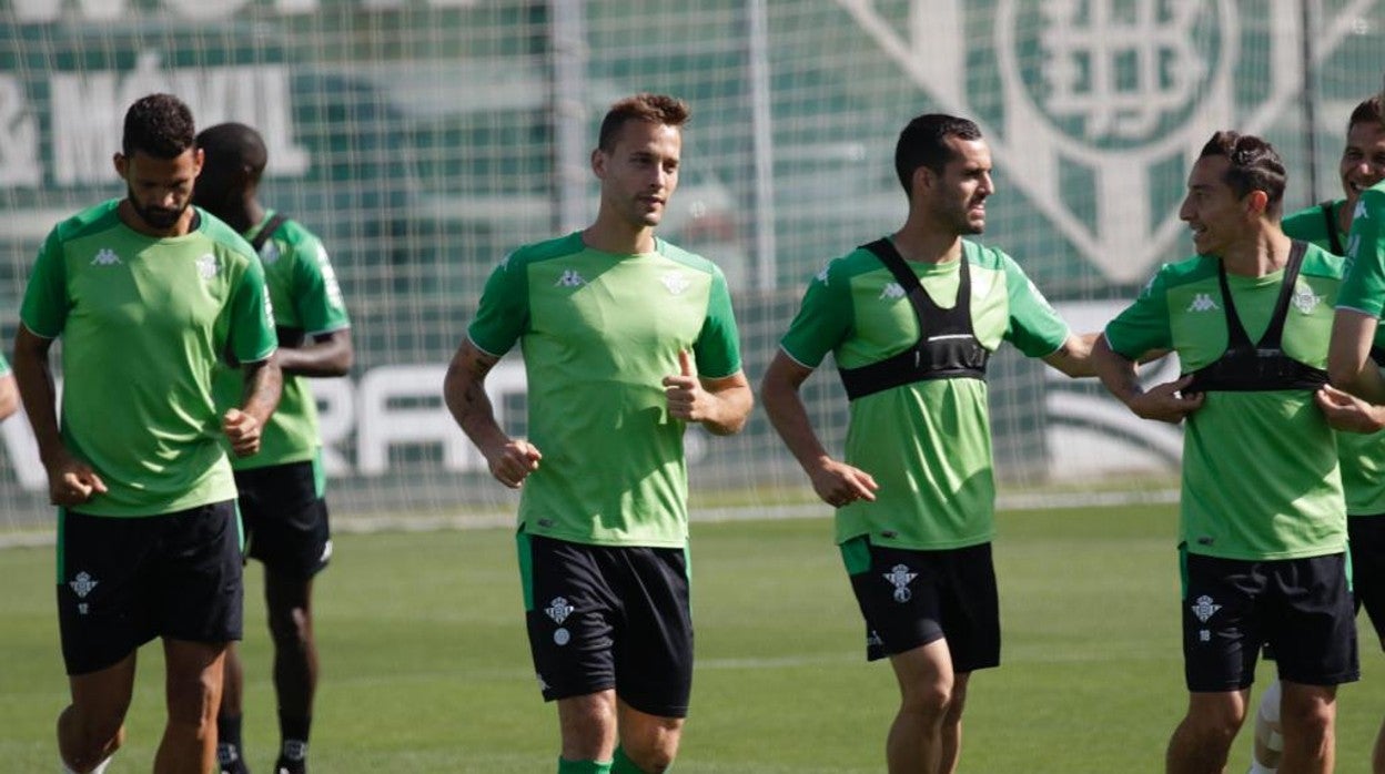 Willian José, Canales, Juanmi o Guardado, entre otros, en el entrenamiento del Betis de ayer
