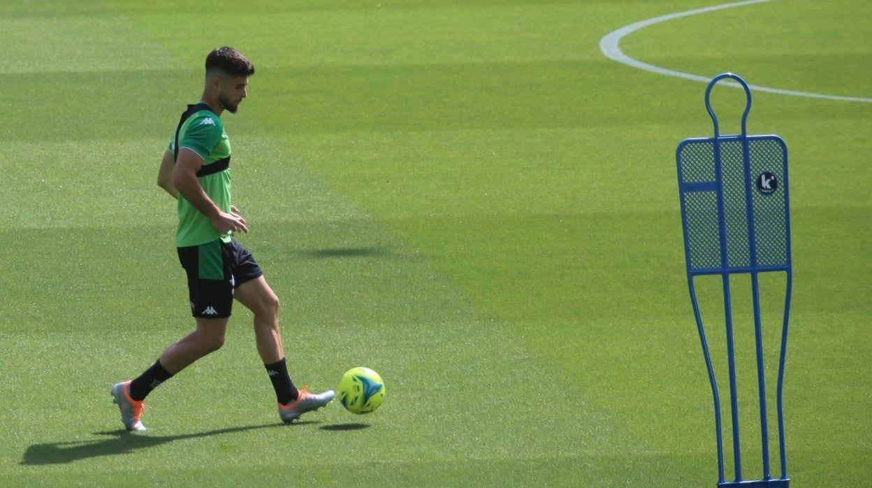 Kike Hermoso se ejercita en el estadio Benito Villamarín en la sesión del primer equipo del Betis