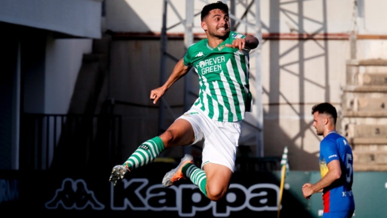 Baena celebra uno de los goles con el Betis Deportivo