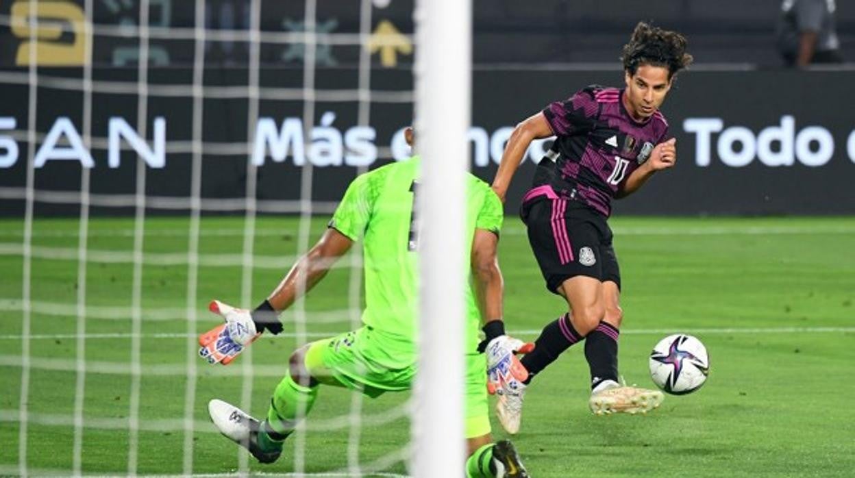 Guardado y Lainez, citados por México para cinco partidos internacionales