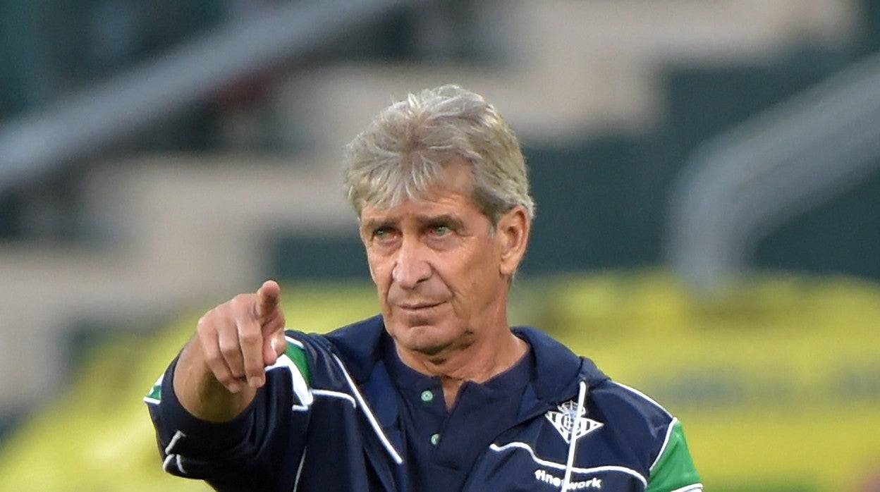 Manuel Pellegrini da instrucciones en la banda del Benito Villamarín durante el Betis - Granada