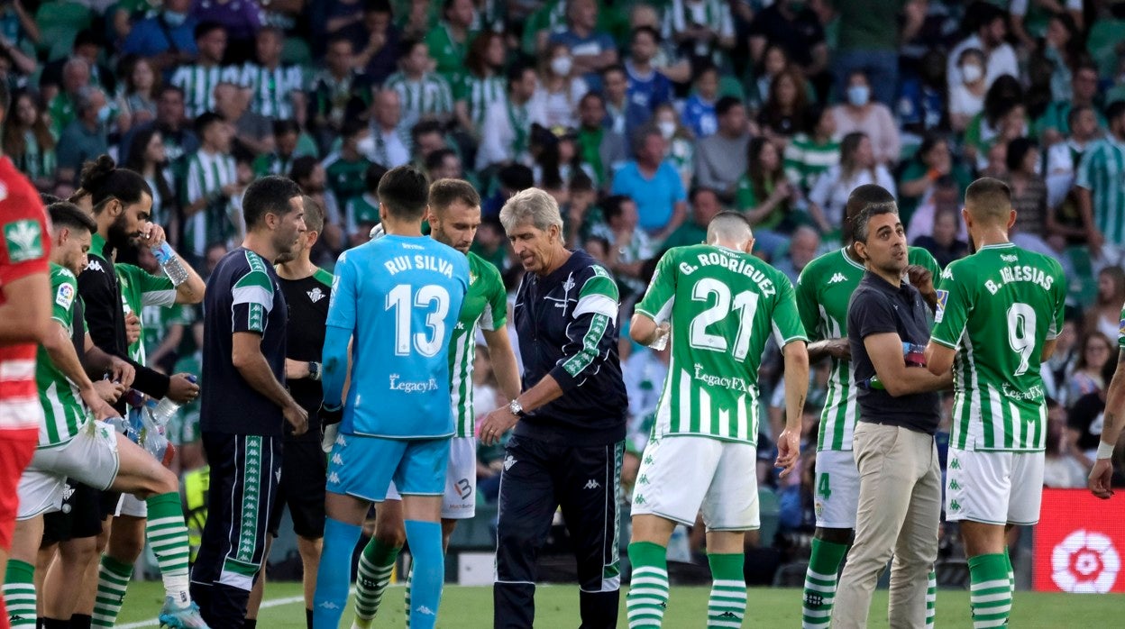 Pellegrini se dirige a sus jugadores durante la pausa de hidratación del Betis - Granada